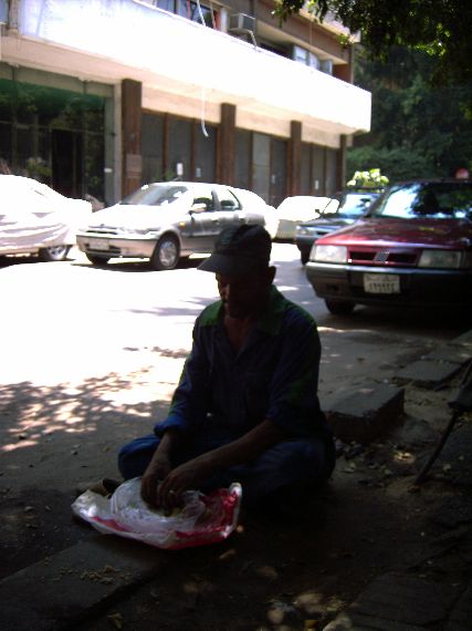 Gadefejer spiser frokost på kantstenen